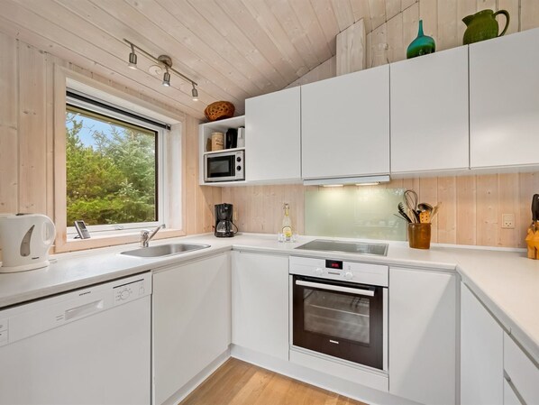 Kühlschrank, Mikrowelle, Ofen, Geschirrspüler