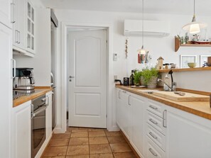 Kjøleskap, mikrobølgeovn, ovn og oppvaskmaskin