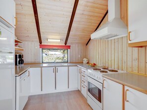 Køleskab, ovn, opvaskemaskine, køkkentøj/tallerkener/redskaber