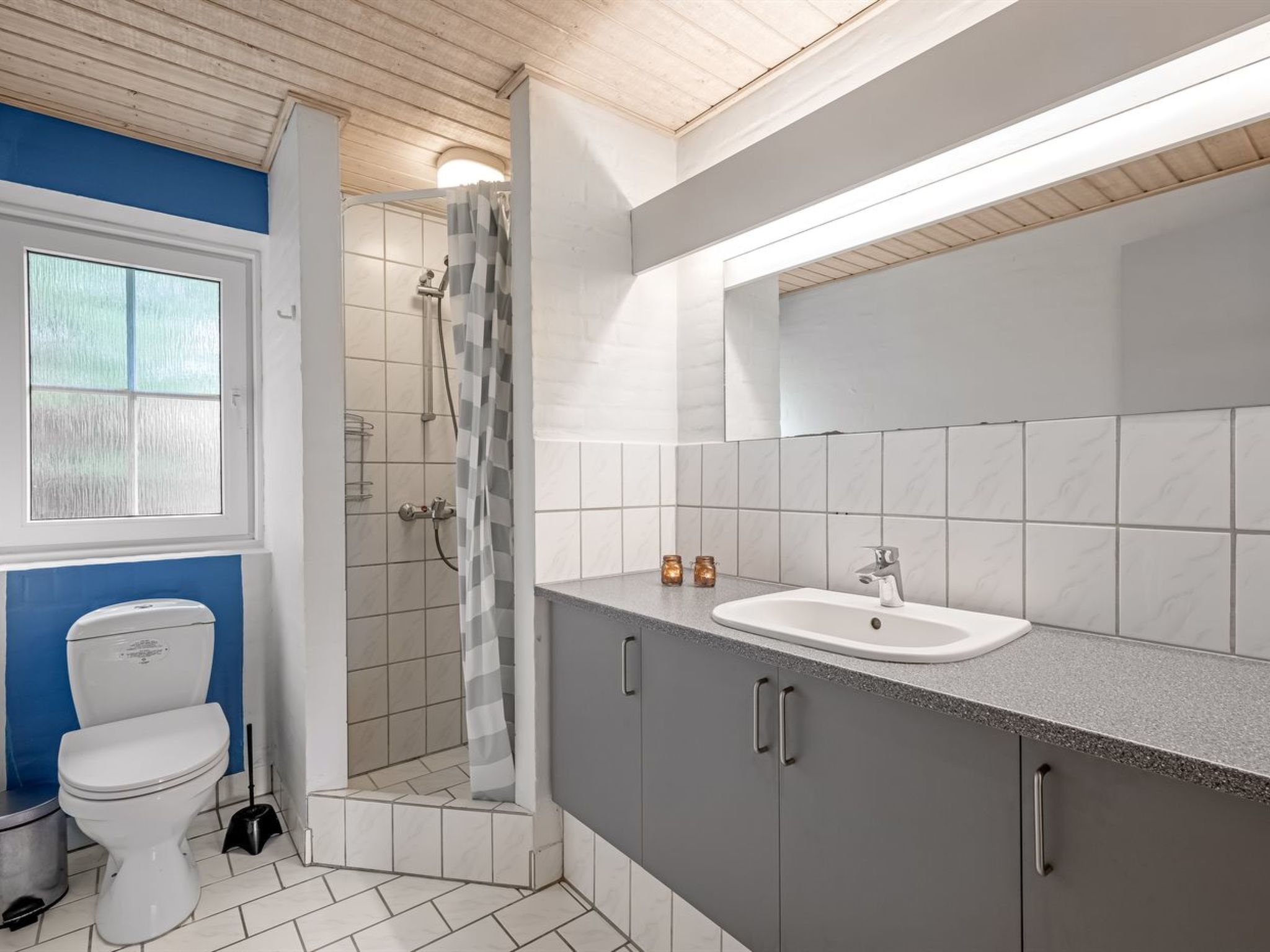 Un baño con inodoro, ducha y lavabo.
