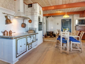 Kjøleskap, mikrobølgeovn, ovn og oppvaskmaskin