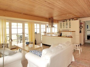 Fernseher, Kamin, DVD-Player