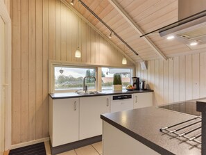 Jääkaappi, mikroaaltouuni, uuni, astianpesukone