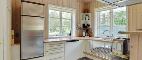 Fridge, microwave, dishwasher, cookware/dishes/utensils