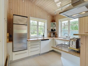 Fridge, microwave, dishwasher, cookware/dishes/utensils