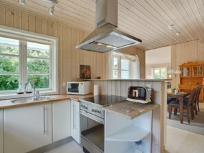 Køleskab, mikrobølgeovn, opvaskemaskine, køkkentøj/tallerkener/redskaber