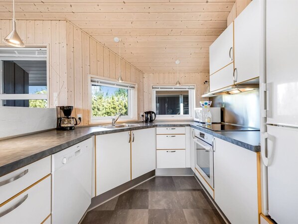 Kühlschrank, Mikrowelle, Geschirrspüler, Kochgeschirr/Geschirr/Besteck