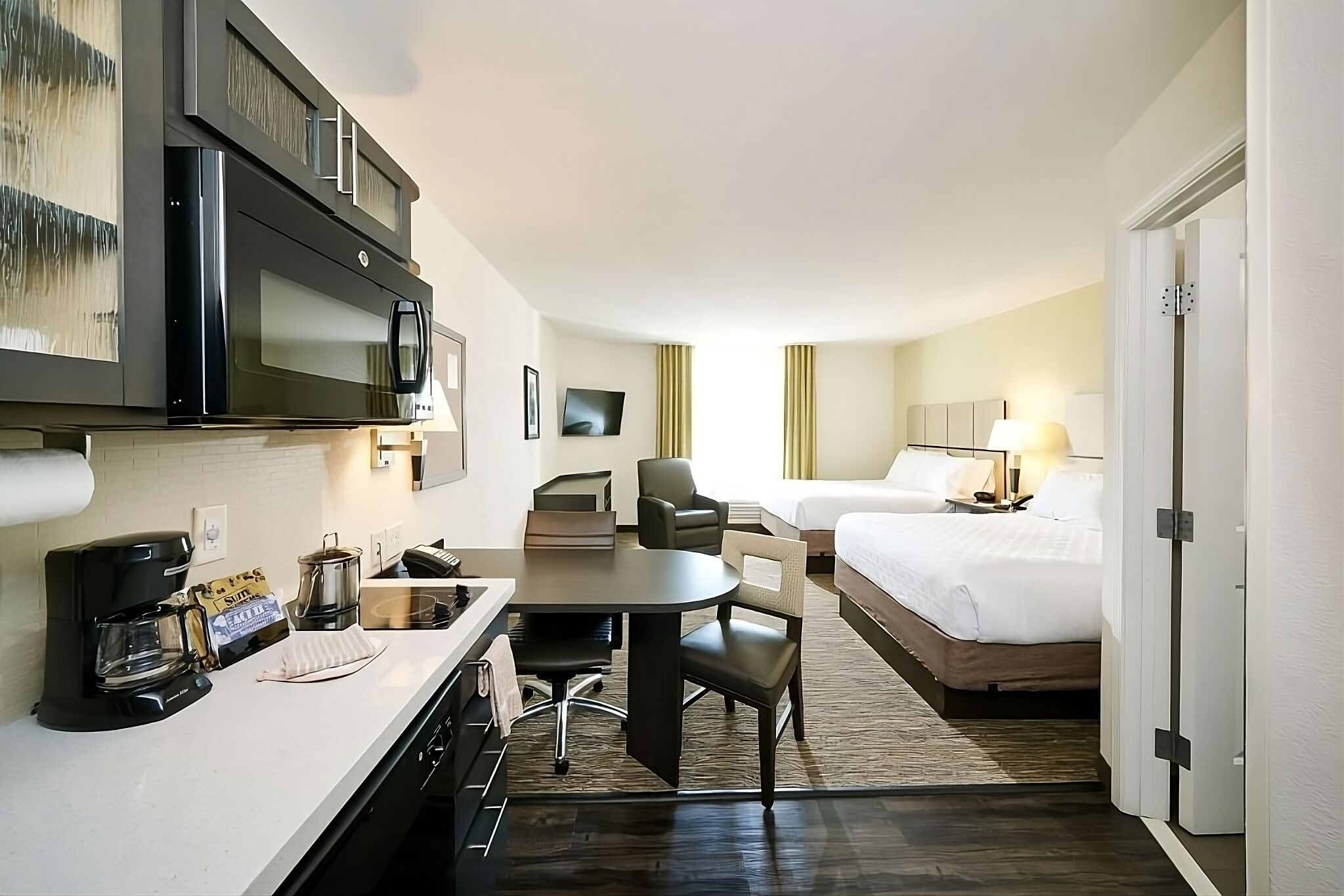 Your Home Base for Exploring Charm City! 2 Great Units with Private Kitchenettes