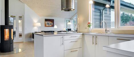 Kjøleskap, mikrobølgeovn, oppvaskmaskin og kjøkkenutstyr