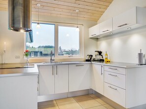 Frigorífico, microondas, lavavajillas y utensilios de cocina