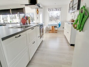 Kühlschrank, Mikrowelle, Geschirrspüler, Kochgeschirr/Geschirr/Besteck