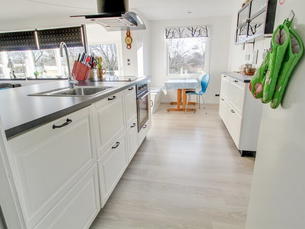 Fridge, microwave, dishwasher, cookware/dishes/utensils