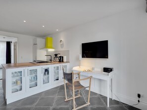 Fridge, dishwasher, cookware/dishes/utensils