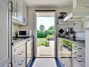 Kylskåp, mikrovågsugn, diskmaskin och grytor/köksredskap