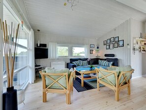 Tv, eldstad och dvd-spelare