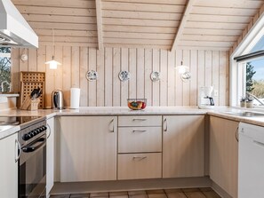 Køleskab, mikrobølgeovn, opvaskemaskine, køkkentøj/tallerkener/redskaber