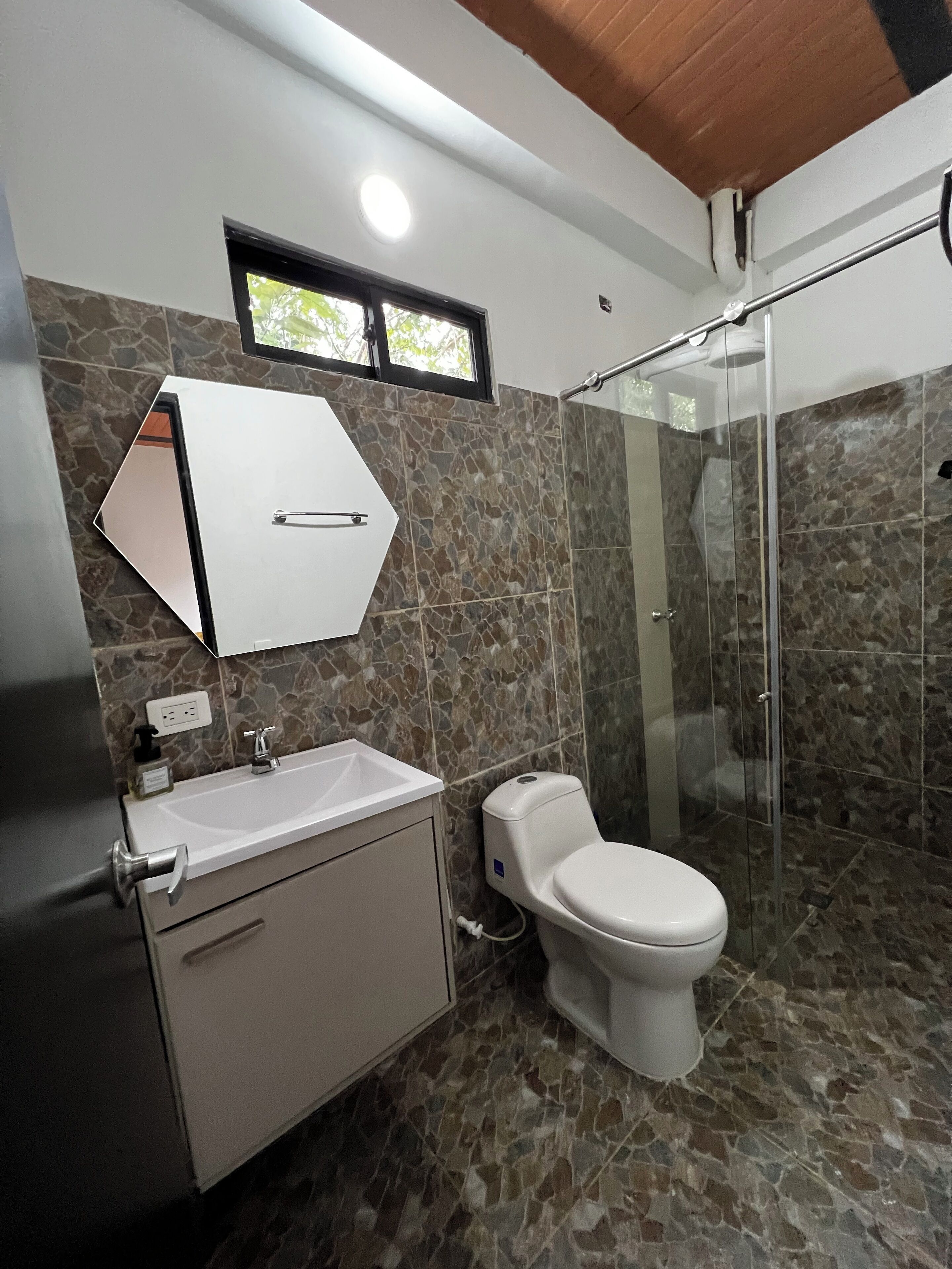 Dusche, Handtücher, Seife, Toilettenpapier