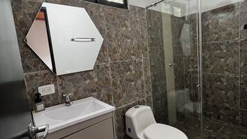 Dusche, Handtücher, Seife, Toilettenpapier