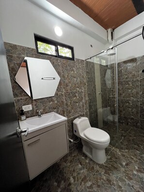 Shower, towels, soap, toilet paper - Hermosa casa en San Rafael  (San Rafael)