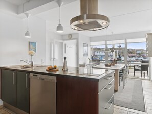 Kjøleskap, mikrobølgeovn, oppvaskmaskin og høy barnestol