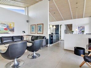 Fernseher, Kamin, DVD-Player