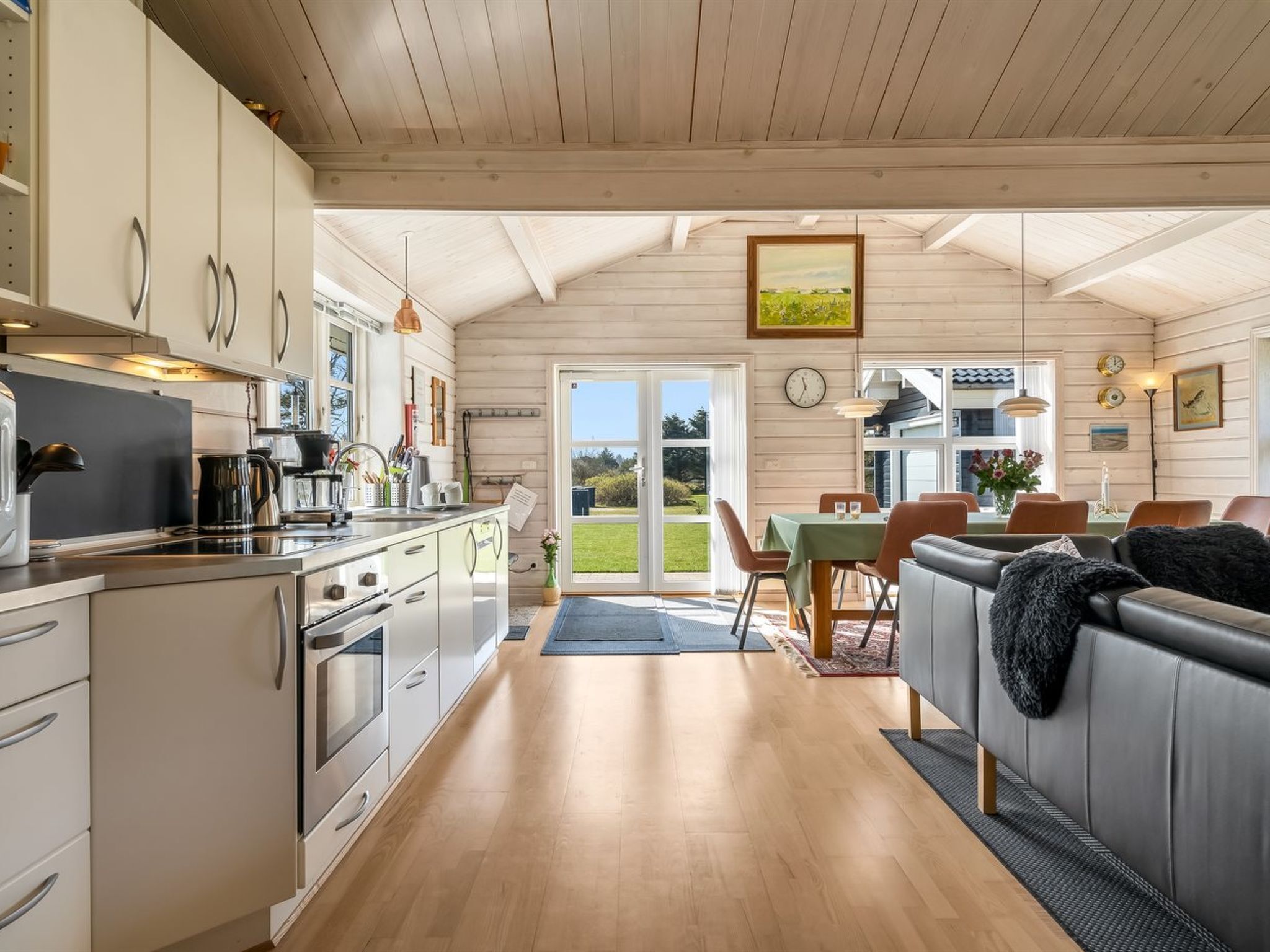Una cocina amplia con electrodomésticos modernos y un comedor con vistas al exterior.