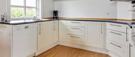 Refrigerador, microondas, horno y lavavajillas