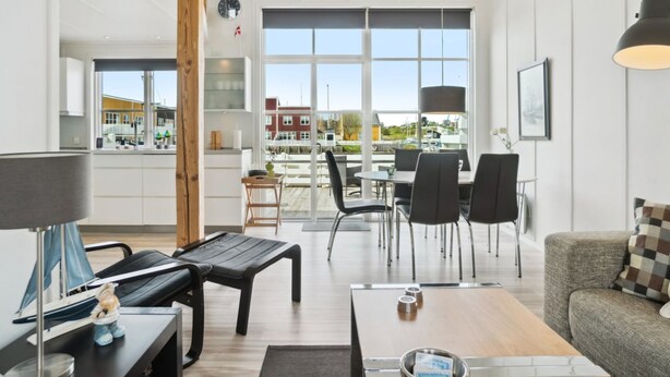 Un apartamento moderno con comedor, cocina y sala de estar.