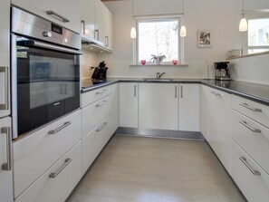 Kjøleskap, mikrobølgeovn, oppvaskmaskin og kjøkkenutstyr