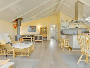 Fernseher, Kamin, DVD-Player