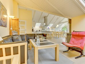 Fernseher, Kamin, DVD-Player