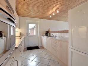 Kylskåp, mikrovågsugn, ugn och diskmaskin