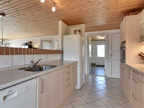 Jääkaappi, mikroaaltouuni, uuni, astianpesukone