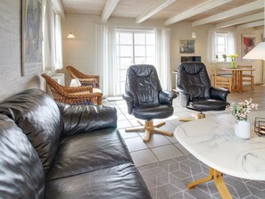 Tv, eldstad och dvd-spelare