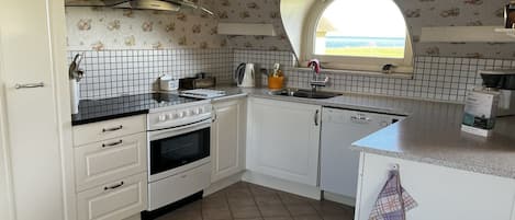 Kühlschrank, Ofen, Geschirrspüler, Hochstuhl