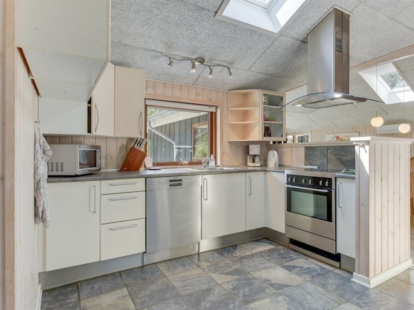 Kühlschrank, Mikrowelle, Geschirrspüler, Kochgeschirr/Geschirr/Besteck