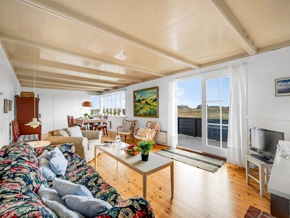 TV, fireplace, DVD player - "Jamie" - 200m from the sea by Interhome (Fanø)