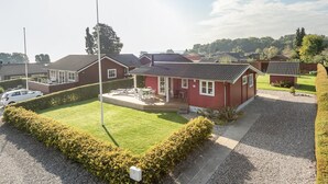 Un quartier résidentiel avec des maisons, une pelouse et une allée gravillonnée.