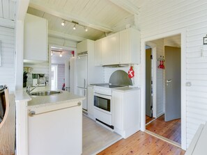 Køleskab, mikrobølgeovn, opvaskemaskine, køkkentøj/tallerkener/redskaber