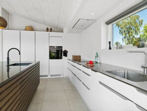 Refrigerador, lavavajillas y utensilios de cocina