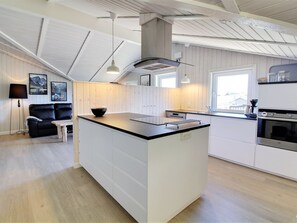 Een koelkast, een magnetron, een oven, een vaatwasser