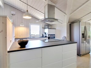 Een koelkast, een microgolfoven, een oven, een vaatwasser