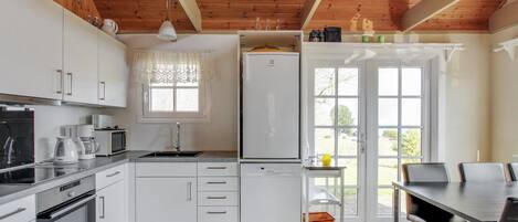 ثلاجة، ميكروويف، فرن، غسالة أطباق