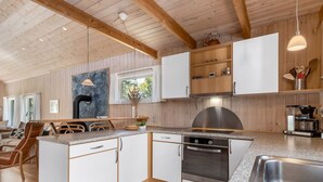 Kjøleskap, oppvaskmaskin og kjøkkenutstyr