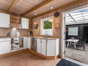 Kylskåp, diskmaskin och grytor/köksredskap