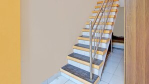 Una escalera con escalones de madera y barandales de metal.
