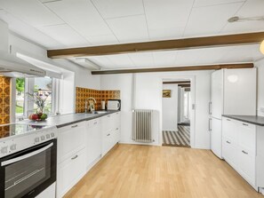 Køleskab, mikrobølgeovn, opvaskemaskine, køkkentøj/tallerkener/redskaber