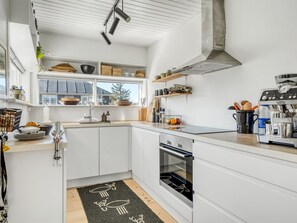 Køleskab, mikrobølgeovn, ovn, højstol