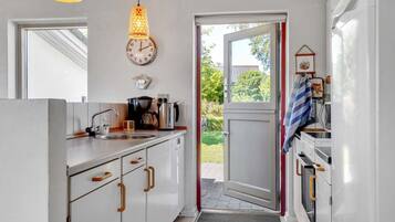 Kühlschrank, Mikrowelle, Geschirrspüler, Kochgeschirr/Geschirr/Besteck