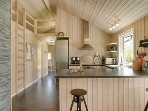 Kylskåp, mikrovågsugn, ugn och diskmaskin